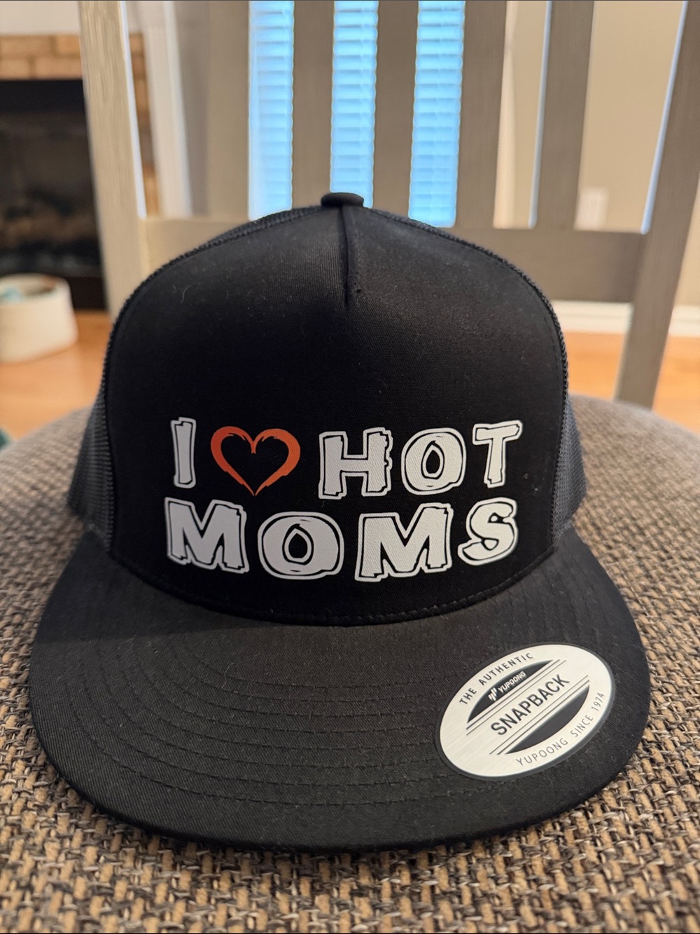 Black 'I ♥ Hot Moms' Snapback Hat